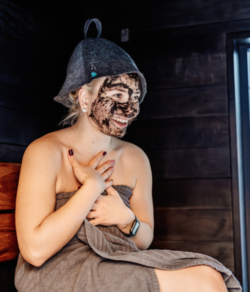 Using a face mask during the sauna – a natural part of the sauna ritual 1 HUU01806