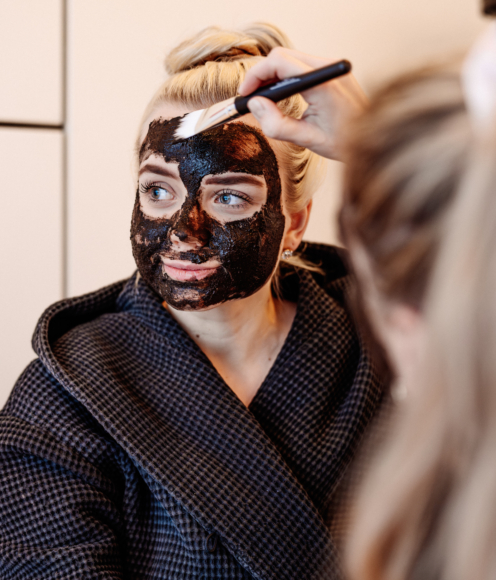 Using a face mask during the sauna – a natural part of the sauna ritual 3 HUU01801