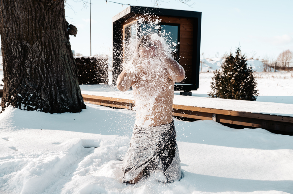 7 Ways to Cool Down After a Sauna 5 HUU07867